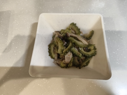 苦味とバターが合う♡ゴーヤとしめじのバター醤油炒め
