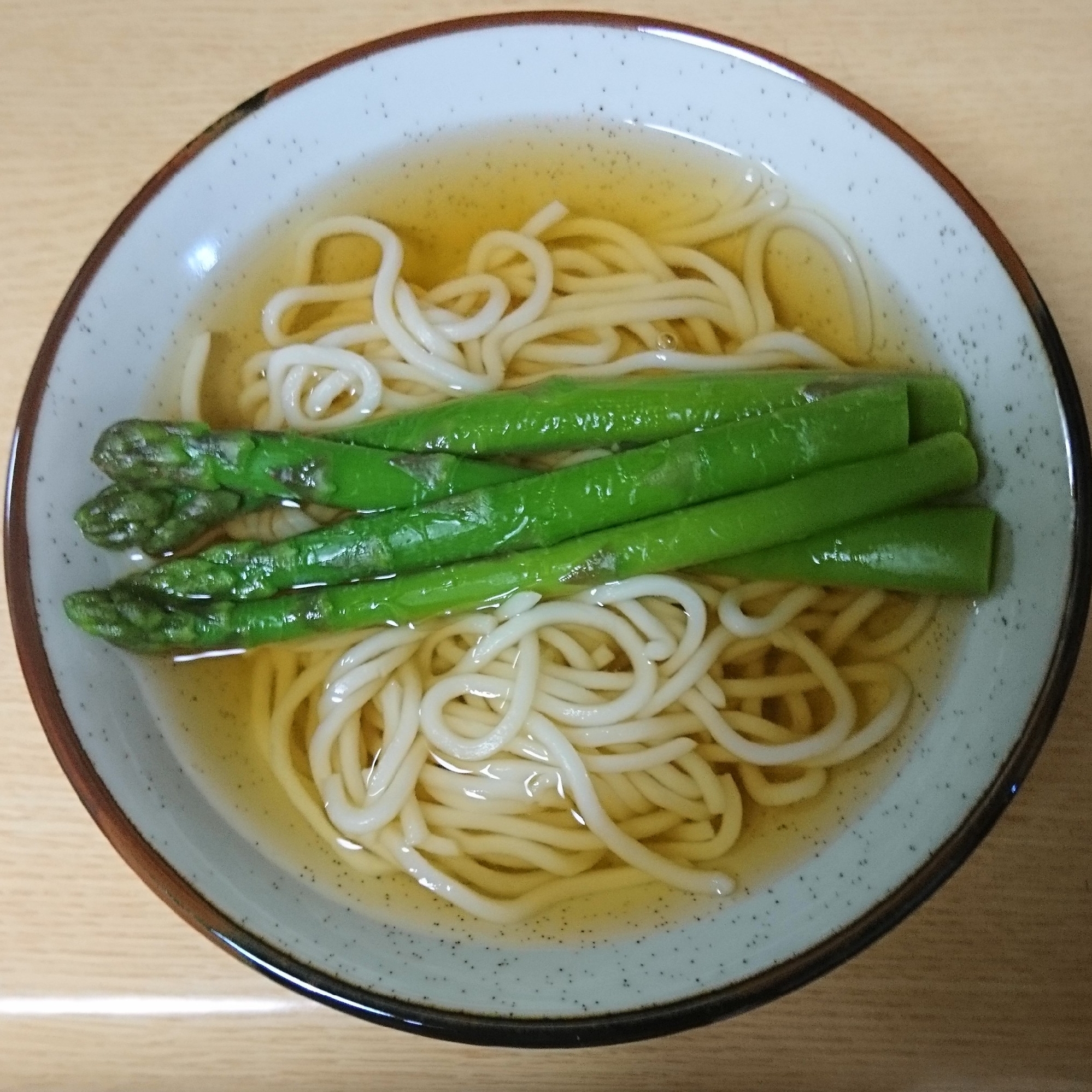 丼に入った冷凍アスパラをトッピングしたうどん