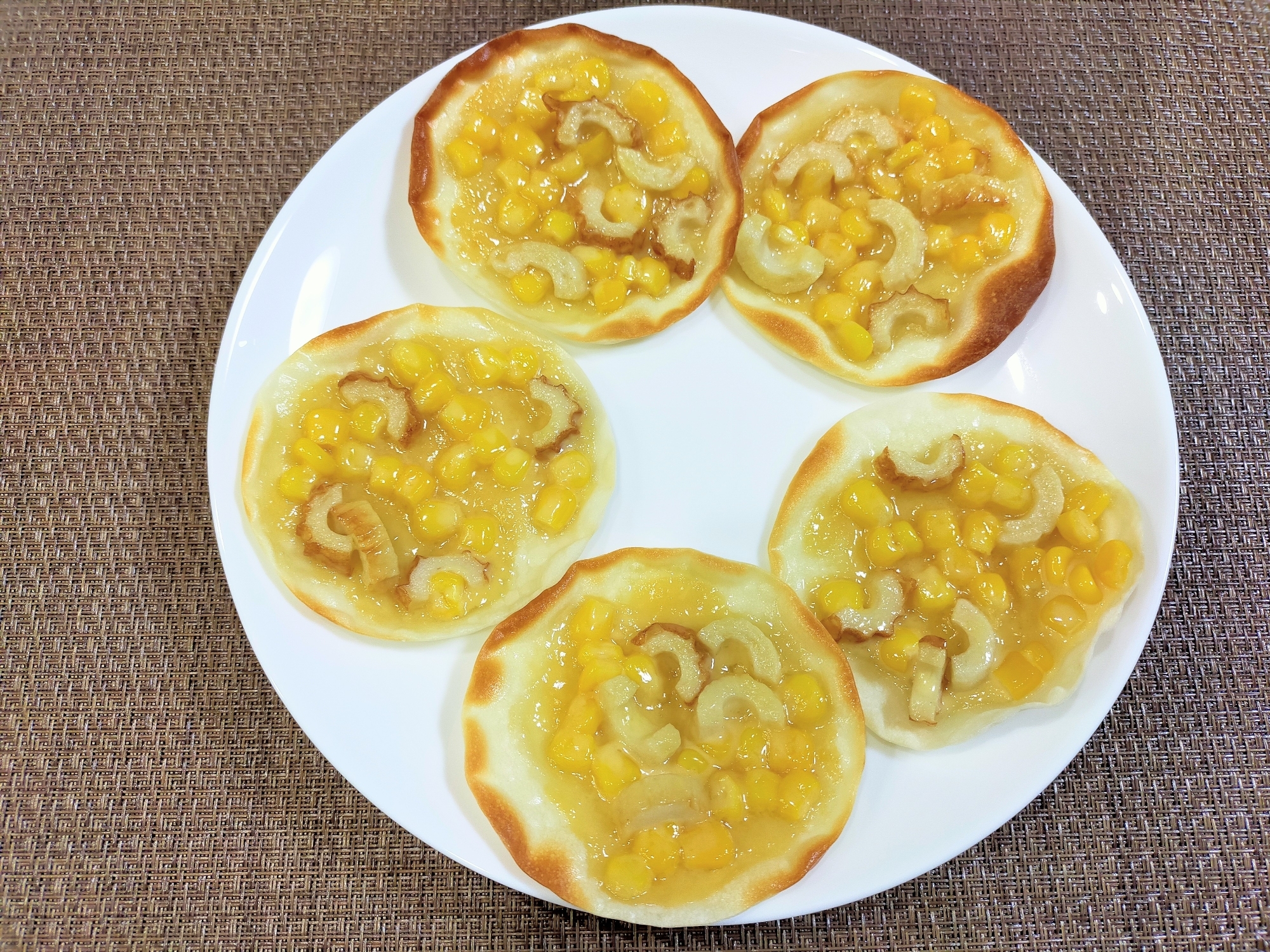 餃子の皮でちくわのマヨコーンピザ