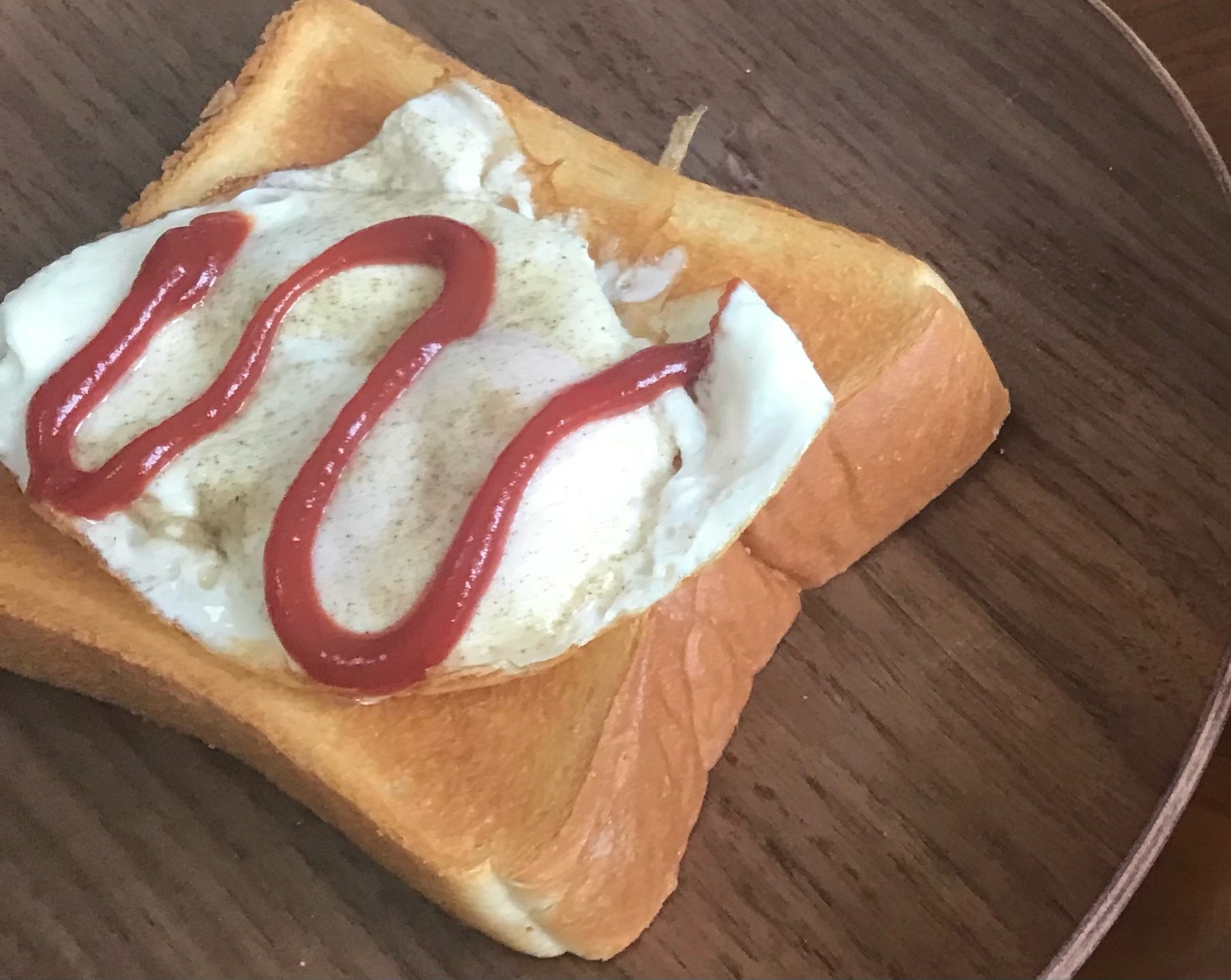 半熟目玉焼きトースト