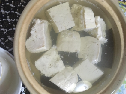 島豆腐で作りました。簡単でおいしかったです。これから湯豆腐作る時はこのレシピにします。お汁はお茶漬けみたいにして食べてもおいしいと思いました
(^_^)v