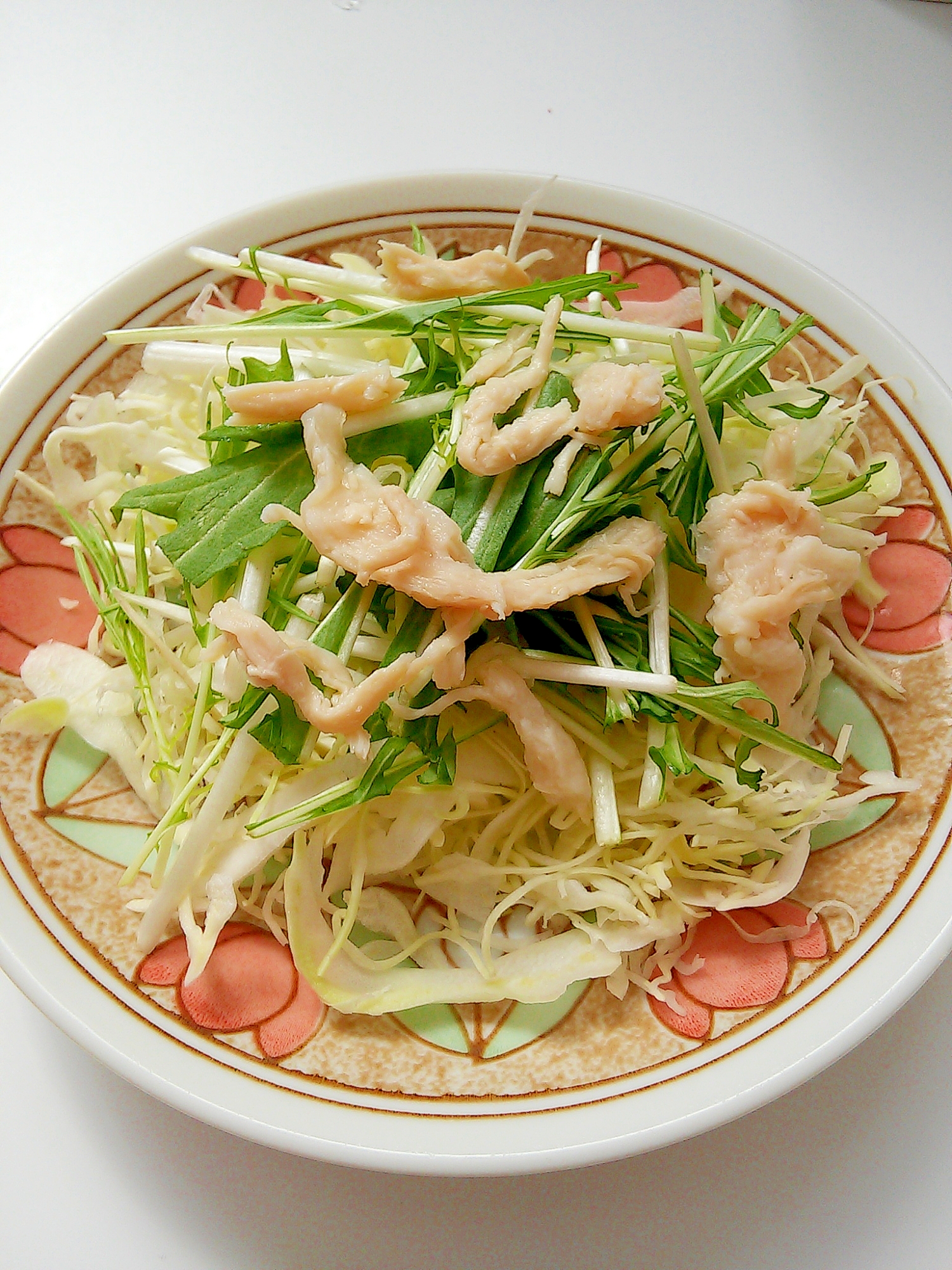 キャベツとムラサキキャベツと水菜と蒸し鶏のサラダ