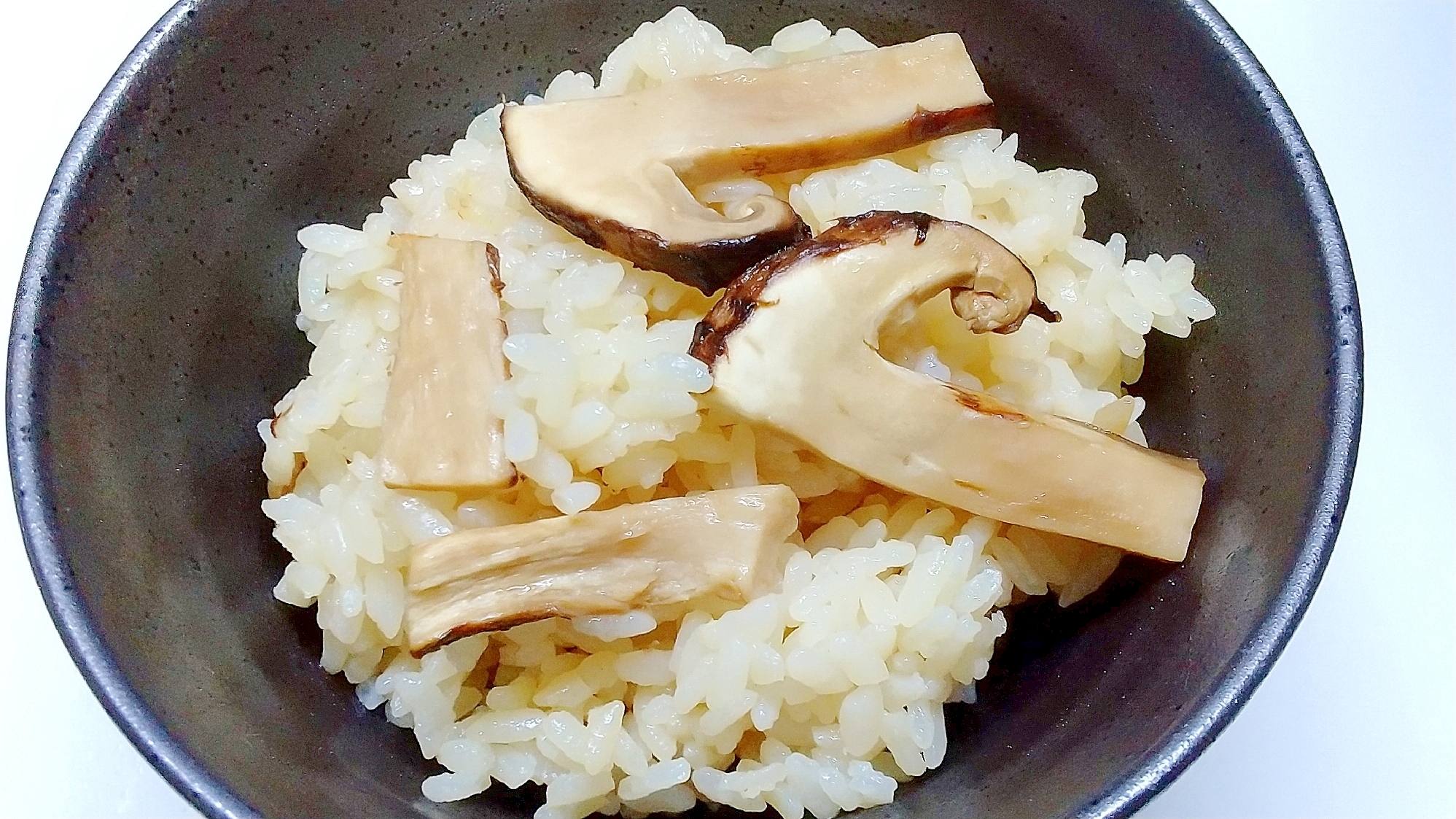 年一回のごちそう(笑)昆布出汁で松茸ご飯