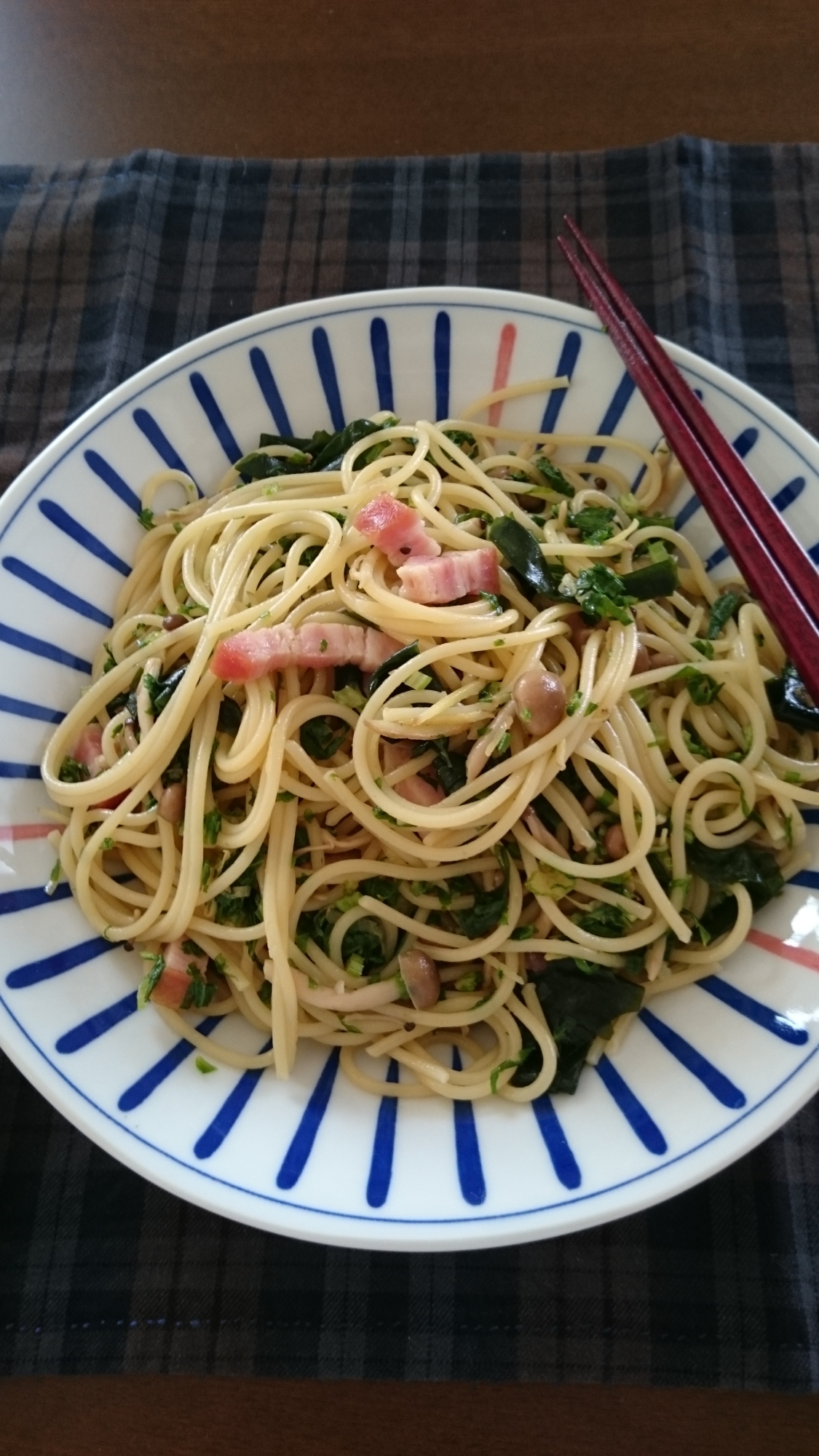 セロリの葉とベーコンしめじの和風パスタサラダ