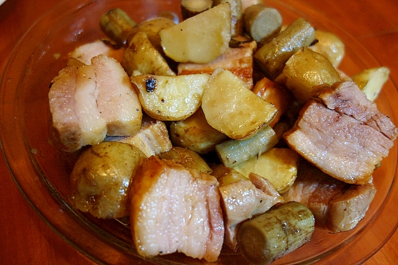 バジル風味の塩漬け豚肉と根菜のグリル