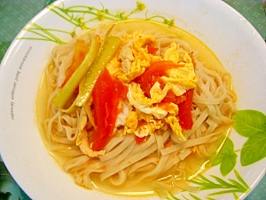 トマト、卵スープ入れ煮込み麺