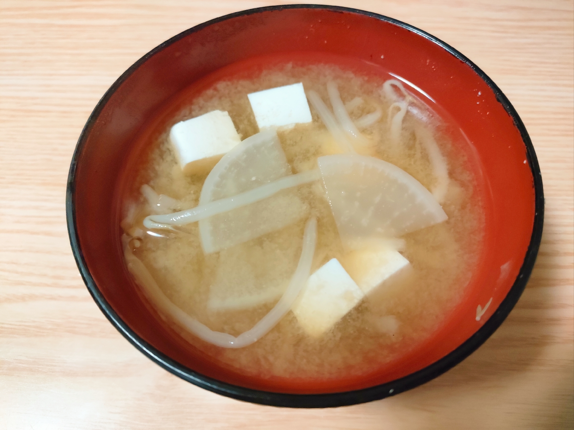 もやしと大根と豆腐の味噌汁