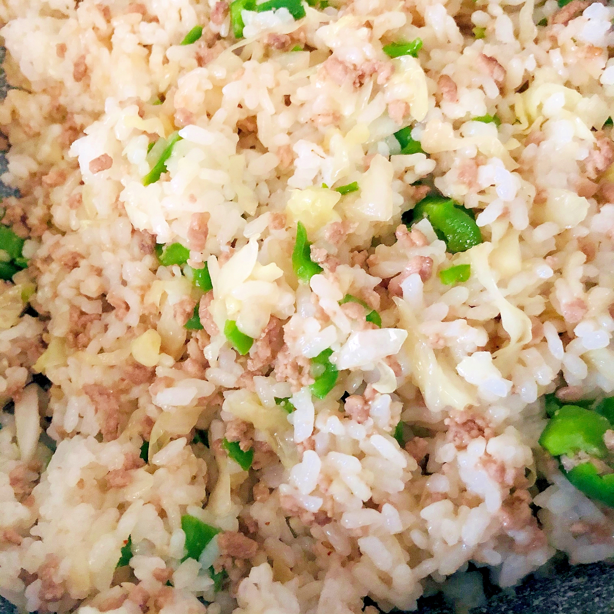 キャベツとピーマンとひき肉のチャーハン