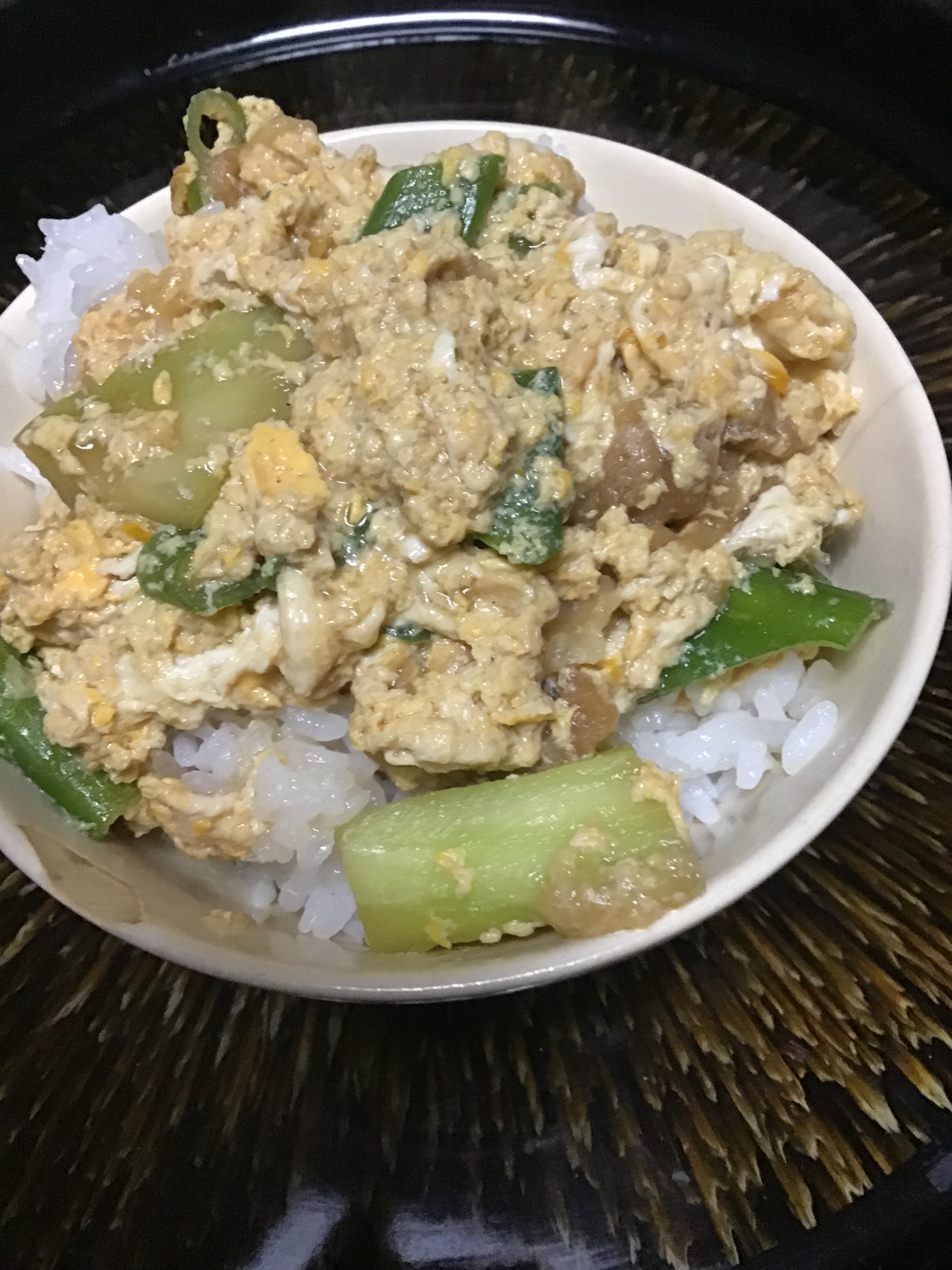 玉子そぼろと卵とじの間ぐらいのタヌキ丼。