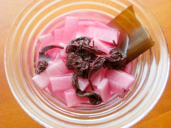 むらなくピンクに染まる大根の漬物 赤紫蘇漬けで レシピ 作り方 By ジョン リーバス 楽天レシピ