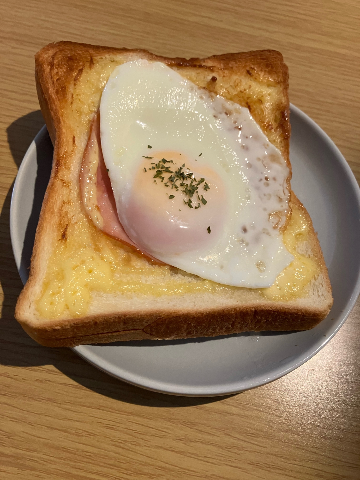 目玉焼きトースト