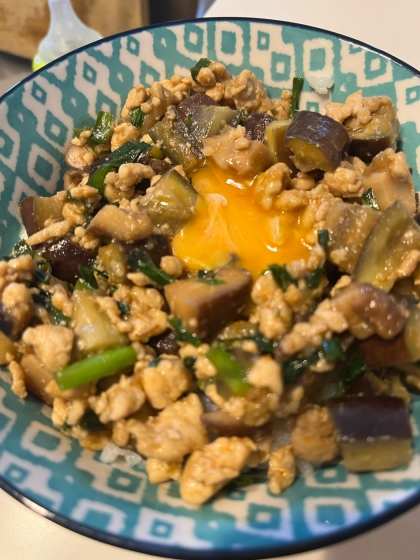 是非ともスプーンで食べて！ナスのピリ辛肉味噌丼