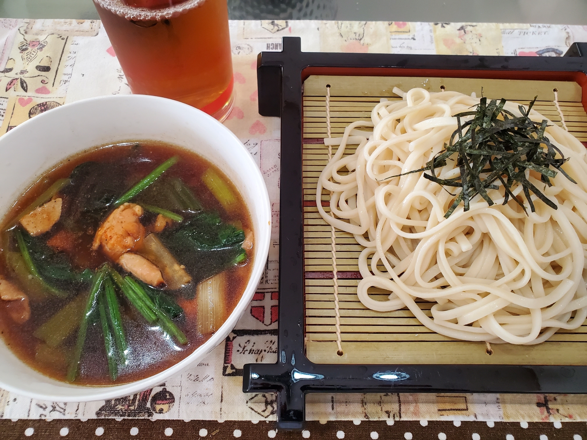 香ばしさがアクセント！焼き鳥せいろうどん