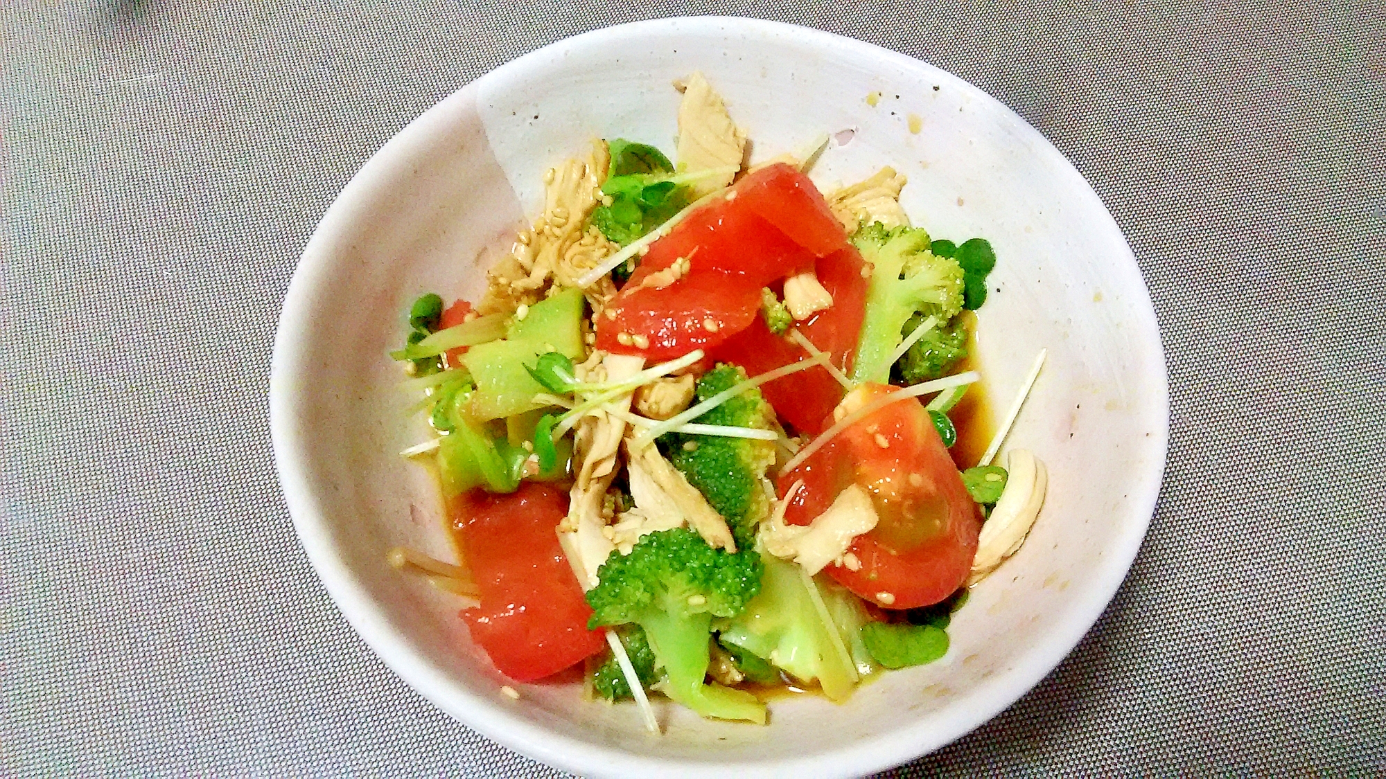 白い器に盛られた、トマトとブロッコリーの中華サラダ