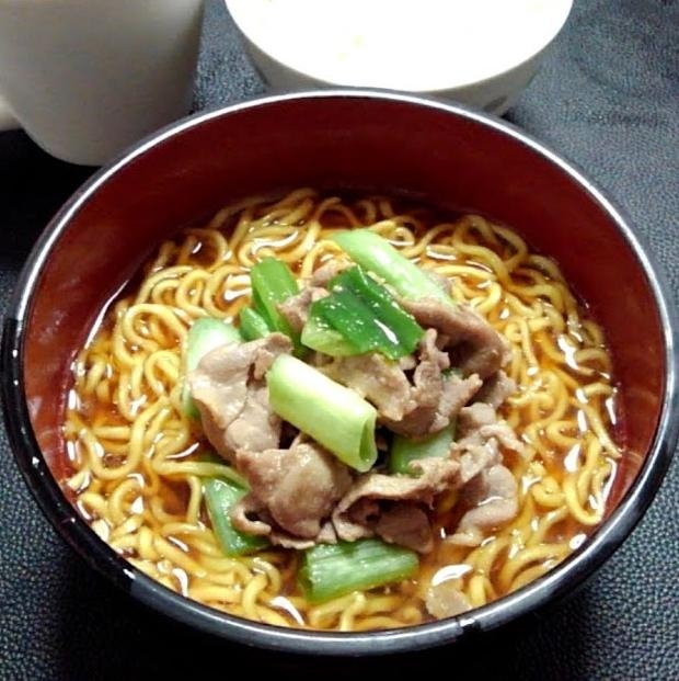 鴨肉と葱を焼いたものとその油を入れる鴨味噌ラーメン