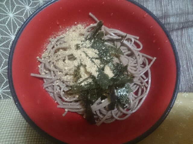 白ごまと刻み海苔たっぷりのざる蕎麦