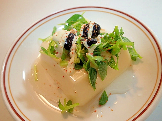 豆苗と蒸し黒豆のマヨかけピリ辛卵豆腐