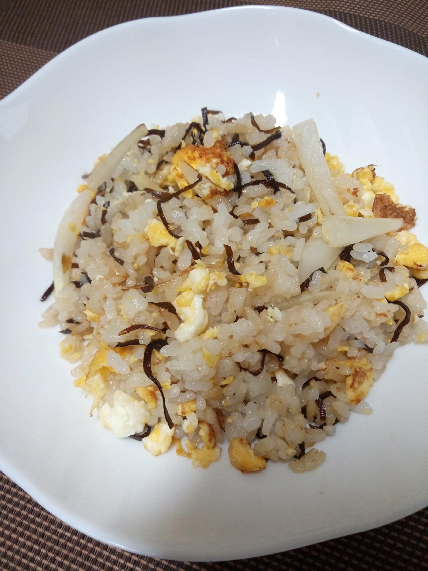 塩こんぶとたまごの簡単うまチャーハン