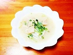 コンソメ風味♪豆苗＆新玉葱と大豆ミートの豆乳スープ