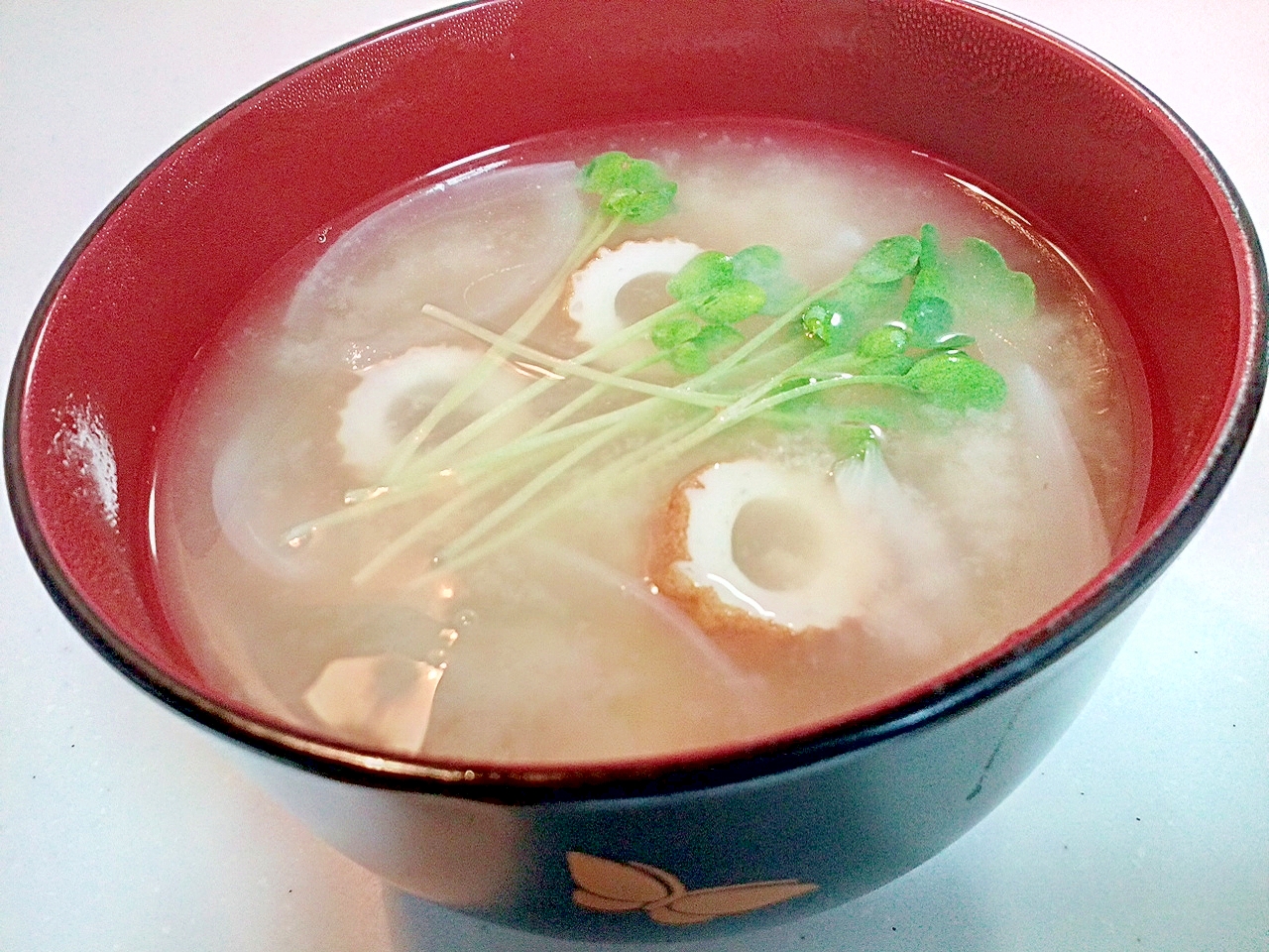 液味噌で　新玉ねぎと竹輪とかいわれ大根のお味噌汁