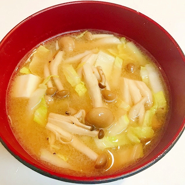 薬味を効かせて☆白菜と豆腐としめじのしょうが味噌汁