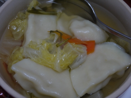 今まで水餃子は中華スープしか合わせた事なかったんですが、
和風味も美味しくてびっくり！
野菜もたっぷりであったまりました♪ ごちそう様でした^^