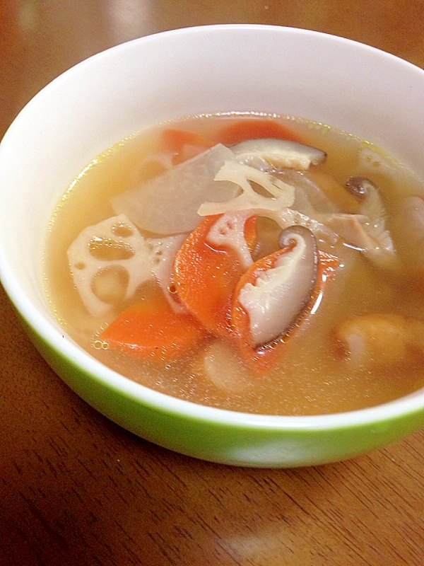 根菜としいたけとウインナーのコンソメスープ