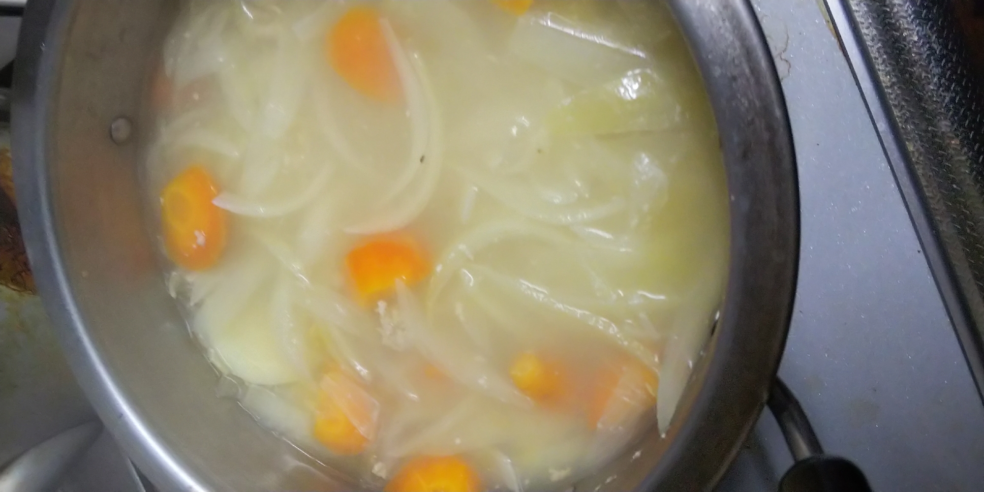 白味噌とコンソメのスープ・じゃがいも人参と玉ねぎを
