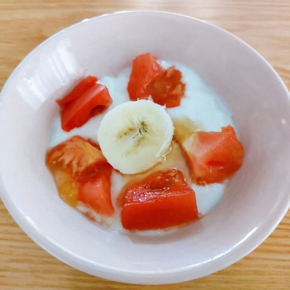 プチトマトとバナナと蜂蜜とレーズンのヨーグルト