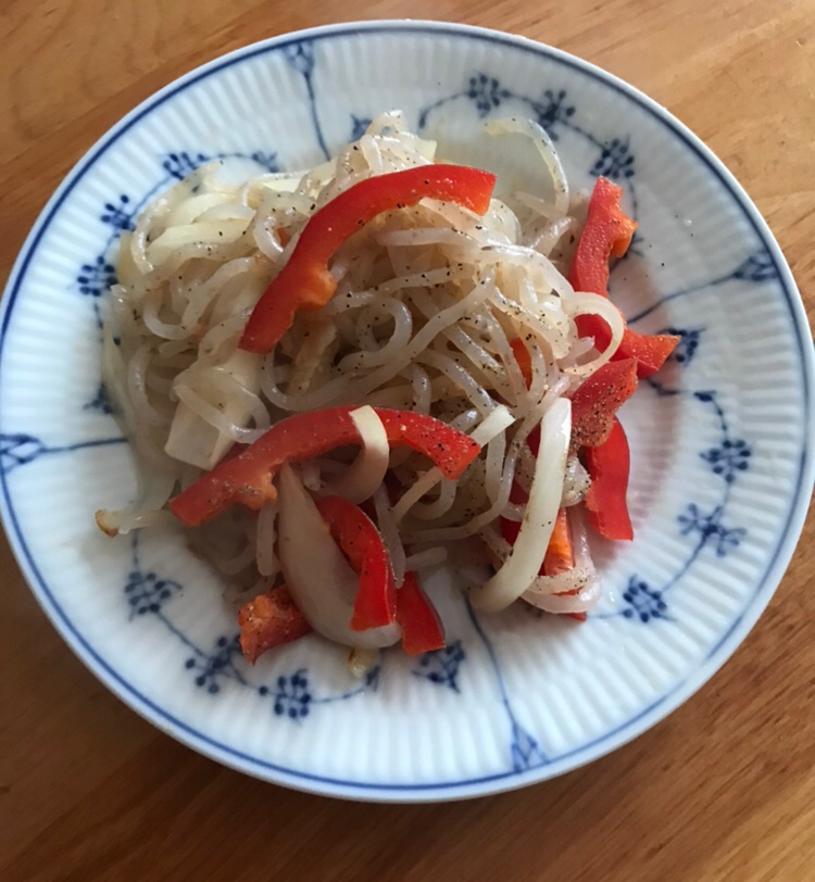 玉ねぎとパプリカの糸こんにゃく炒め