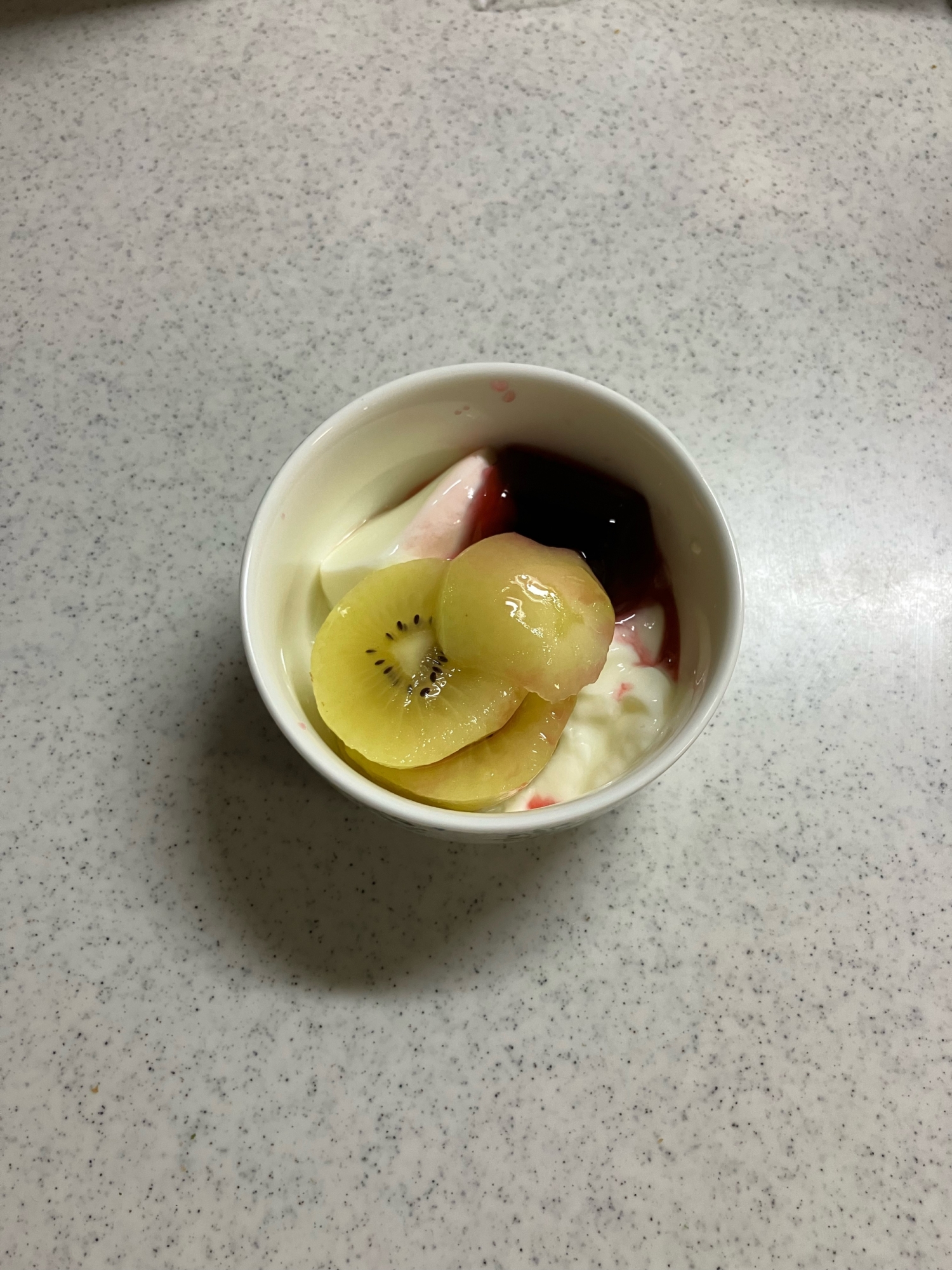 キウイとゼリーのヨーグルト
