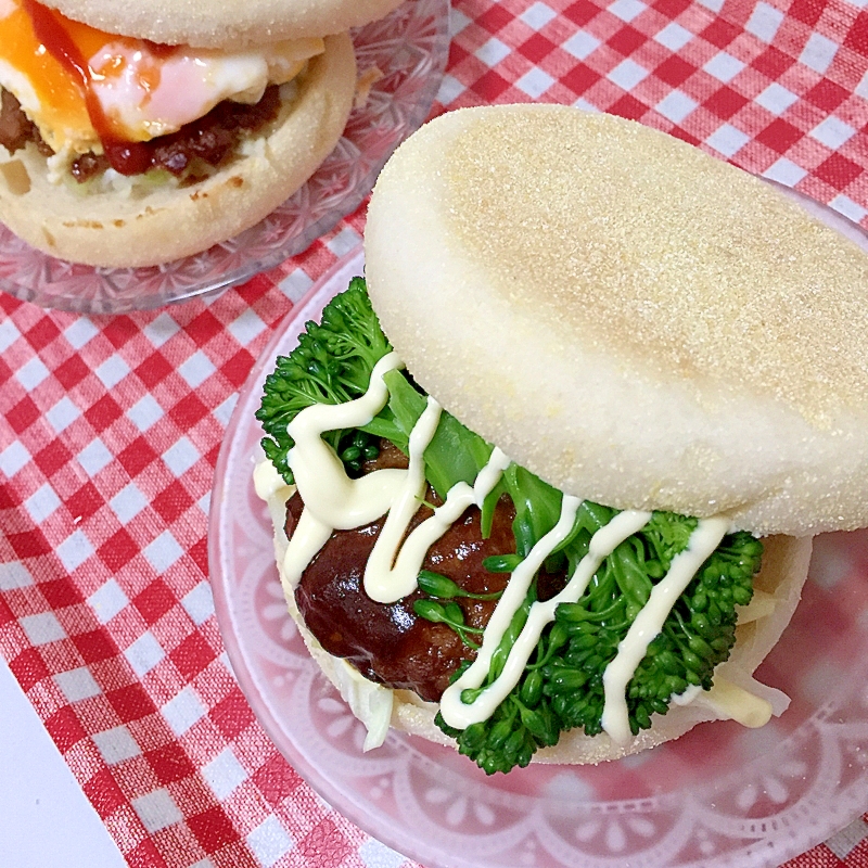 丸皿に盛り付けた照り焼きハンバーガーのマフィン