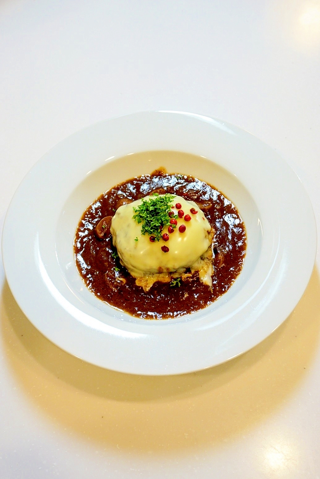 極上の味!ビーフシチューで煮込みチーズハンバーグ