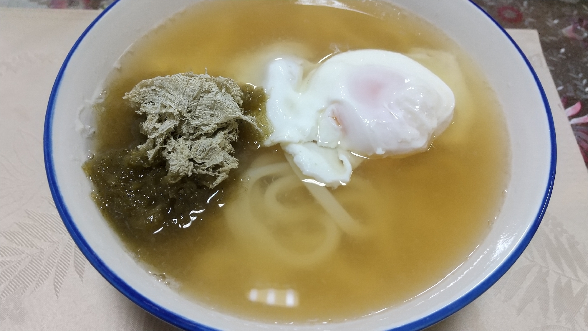 汁たっぷり月見とろろ昆布うどん