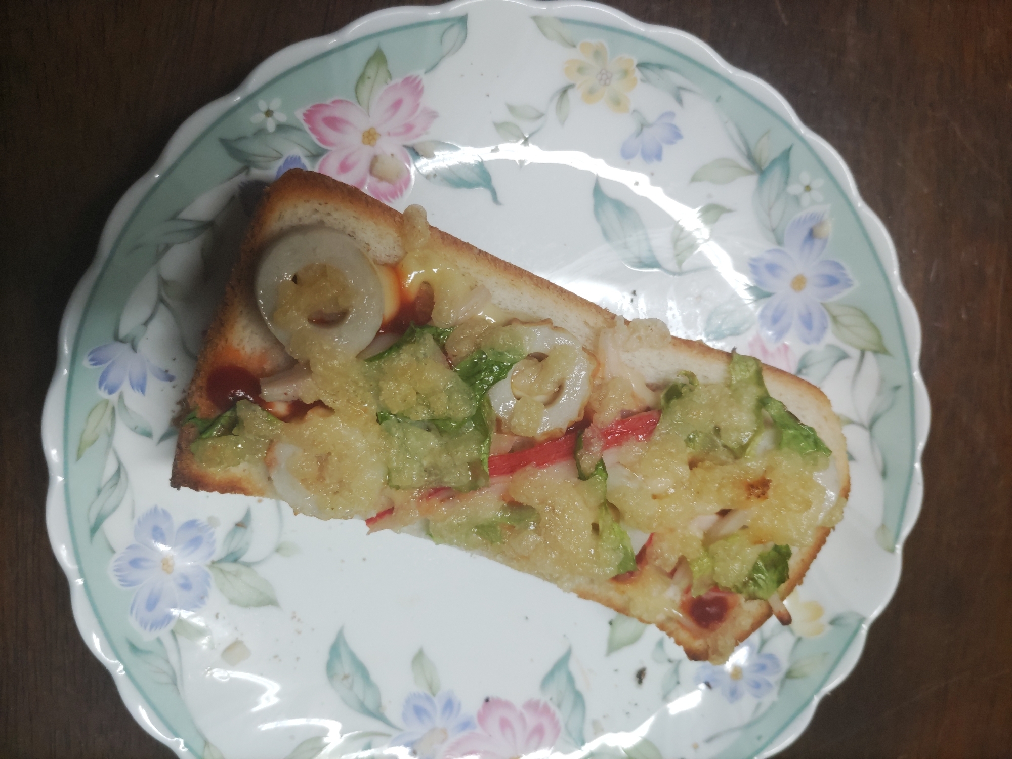 ちくわとカニカマとレタスのチーズトースト