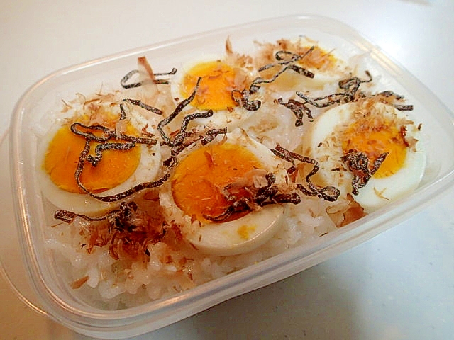 お弁当　ゆで卵と塩昆布とかつお節のご飯