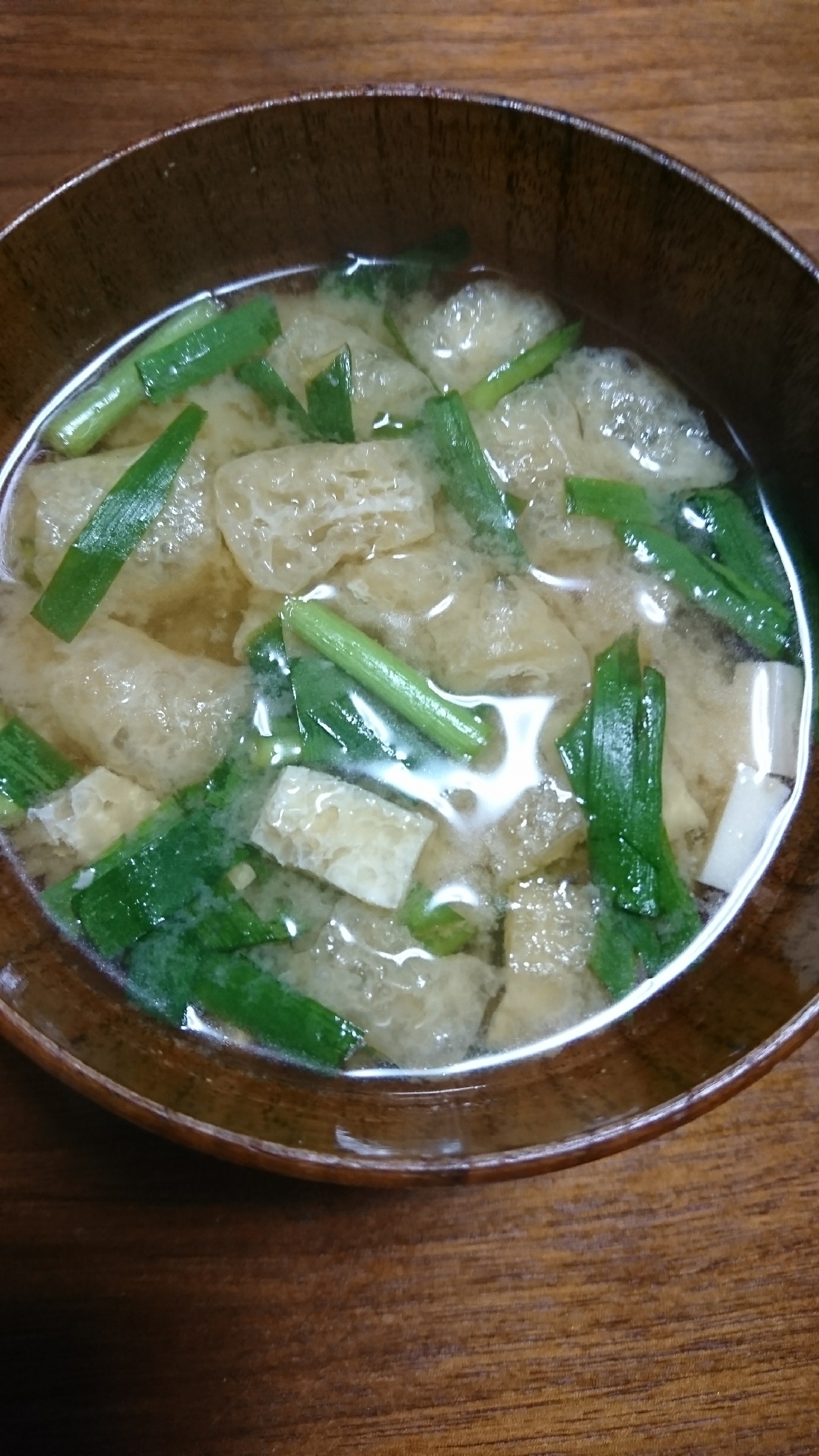 ニラが決めて！豆腐と油揚げのみそ汁