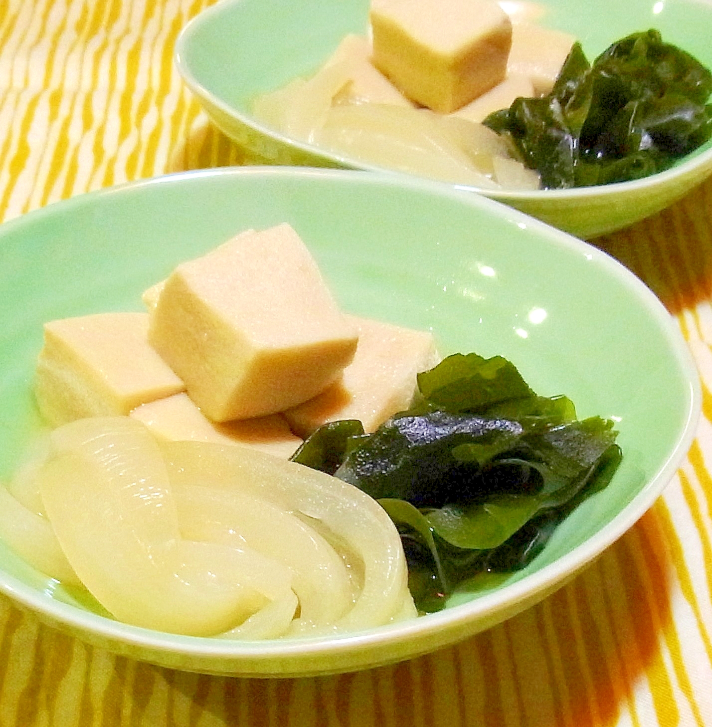 高野豆腐と玉ねぎとわかめの煮物