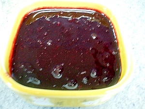 黄色い容器に入ったブルーベリーソース