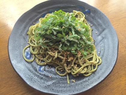 茶そばですがあまりお茶の香りが無くて残念だったので(>_<)大葉たっぷりで美味しくいただきました！