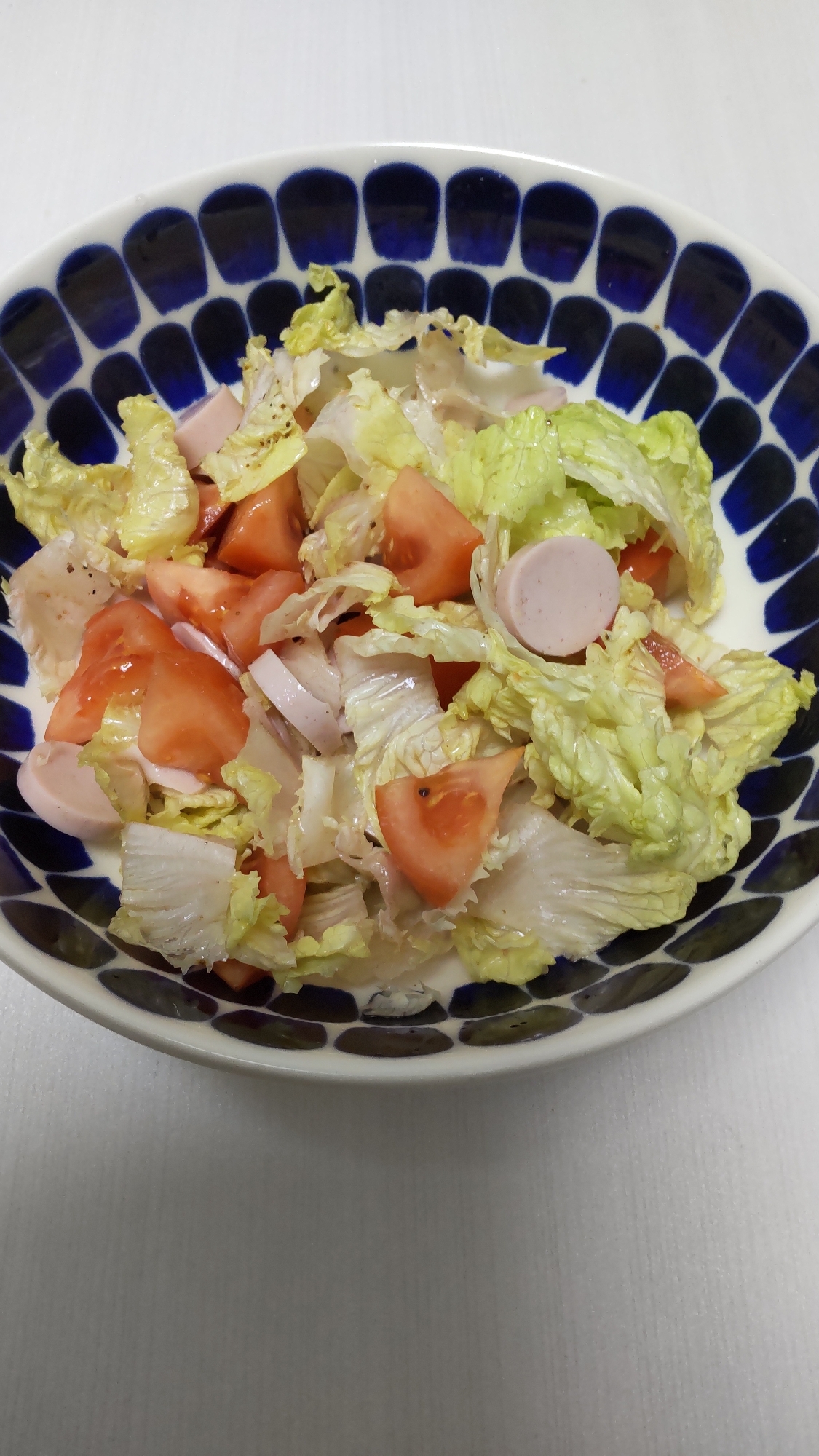 魚肉ソーセージとトマトとレタスのサラダ☆