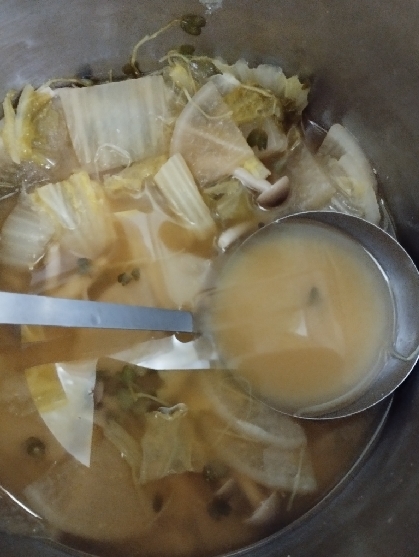 白菜とわかめとしめじと小葱の味噌汁