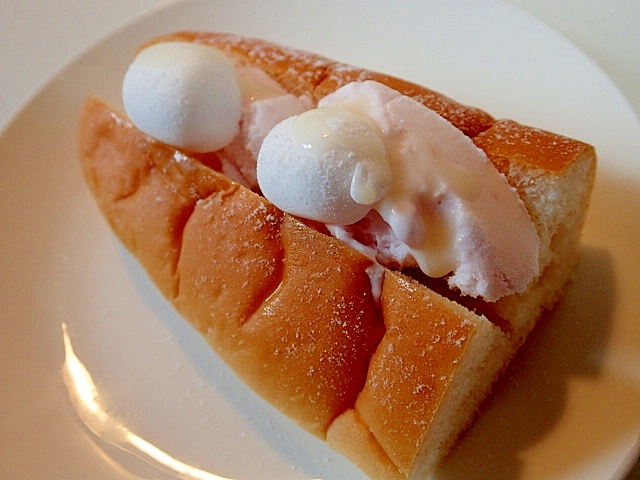 苺アイスとマシュマロのおやつロールパン