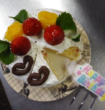 誕生日ケーキに作りました。見るなりカットしてパクり)^o^(　美味しい！って言葉に作り甲斐がありますね(*^^*)