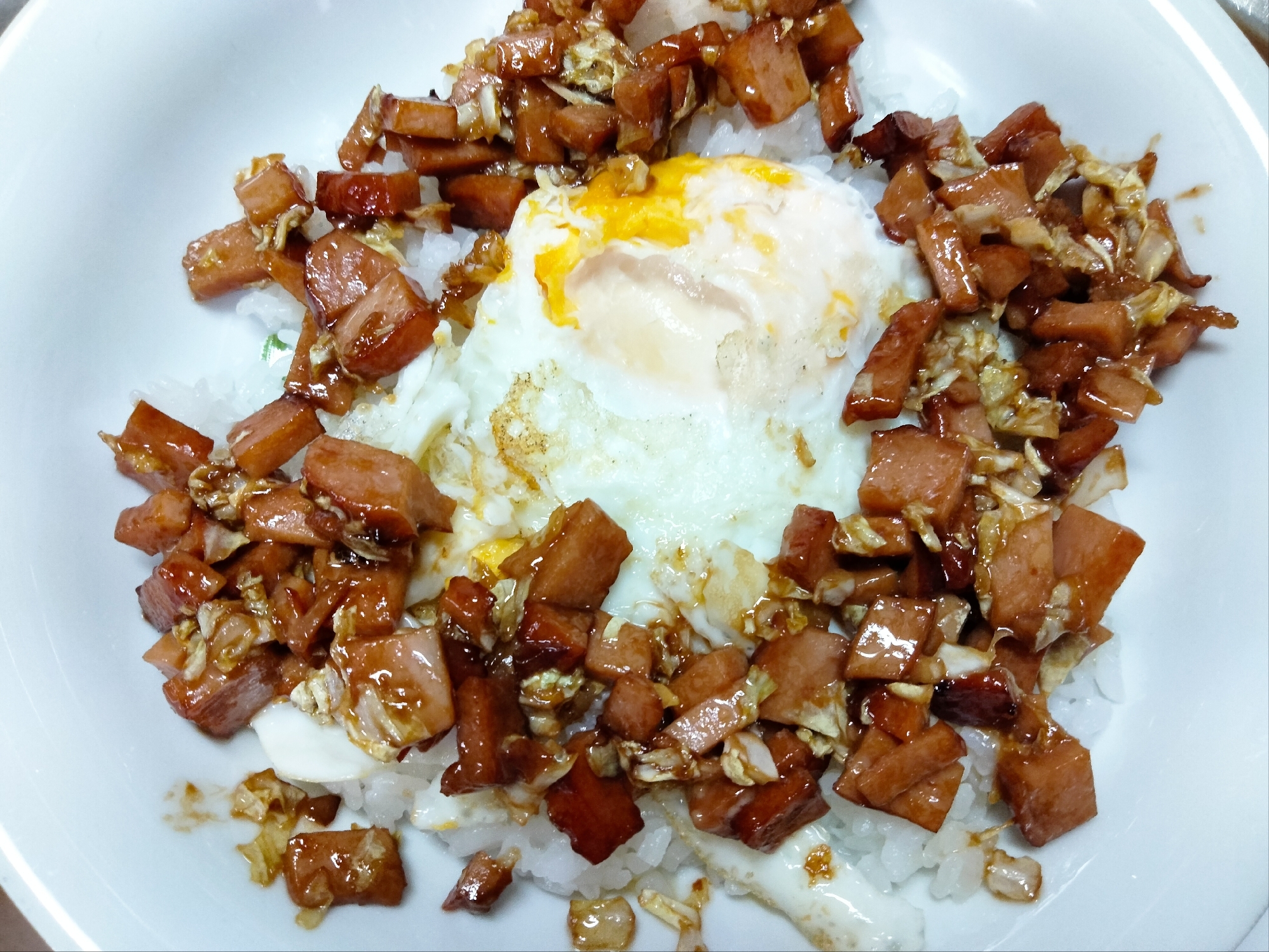 マヨ焼豚キャベツ半熟目玉焼き乗せ丼