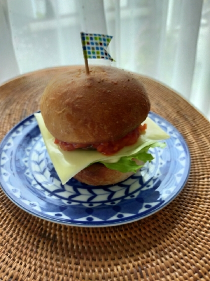 牛ひき肉が売ってたので思い立って休日の朝にハンバーガー作りました。美味しかったです♪