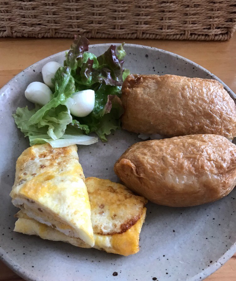 いなり寿司の朝ごはんプレート