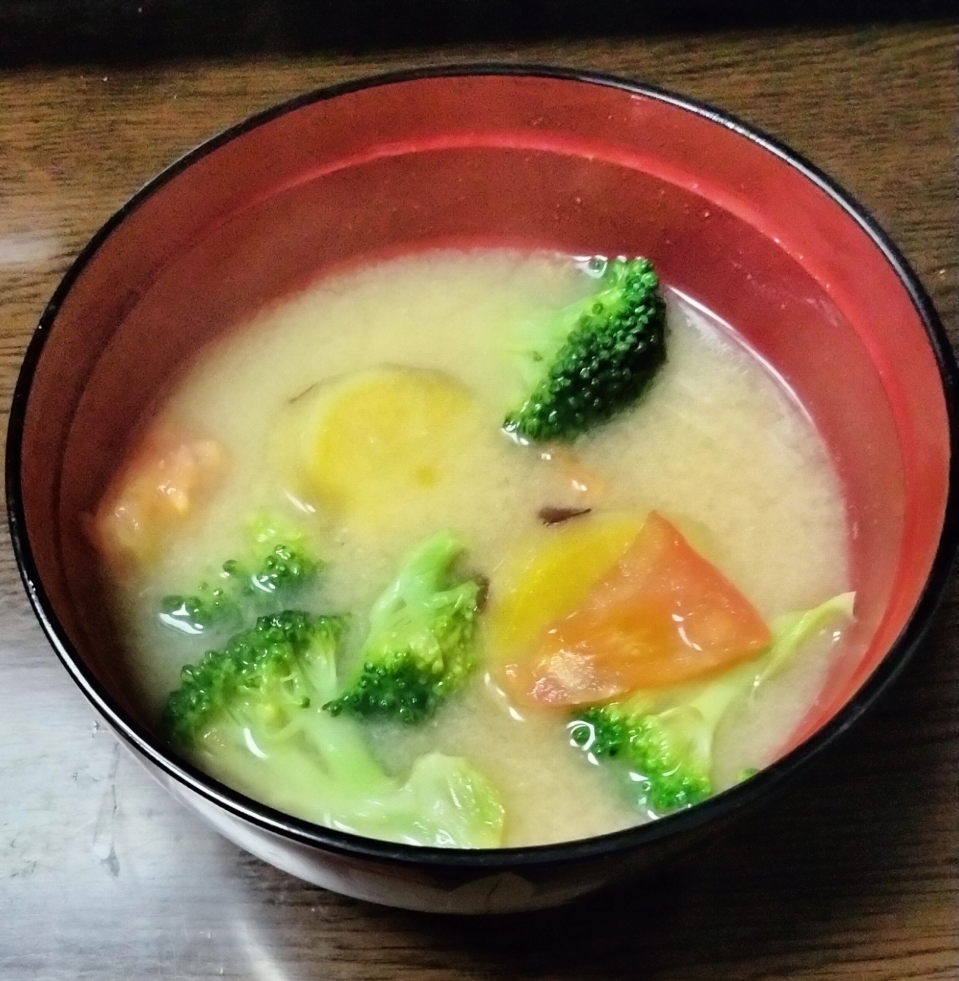 ブロッコリーさつま芋トマトの味噌汁
