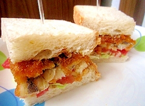 白身魚フライと野菜のサンドイッチ