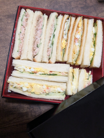 ツナときゅうりのサンドと他のサンドも作って、正月明けのおせちの御重に詰めてみました。頑張りました。笑